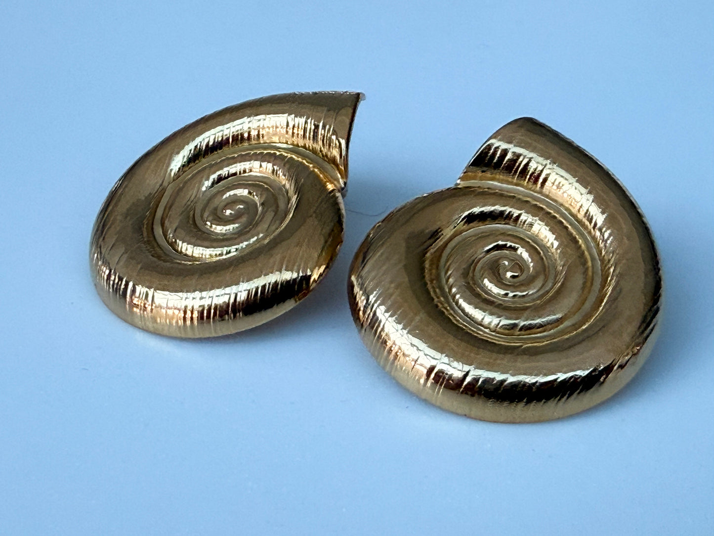 Swirl Shell oversized stud earring.